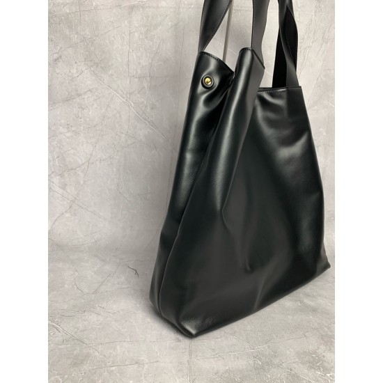 P8305BC119MiuMiu new big hobo models this year's super big tote using imported calfskin leather smooth delicate soft lining ReNylon recycled nylon lining this bag is cool fusion of men's and women's elements casual lazy natural spontaneity full of persona