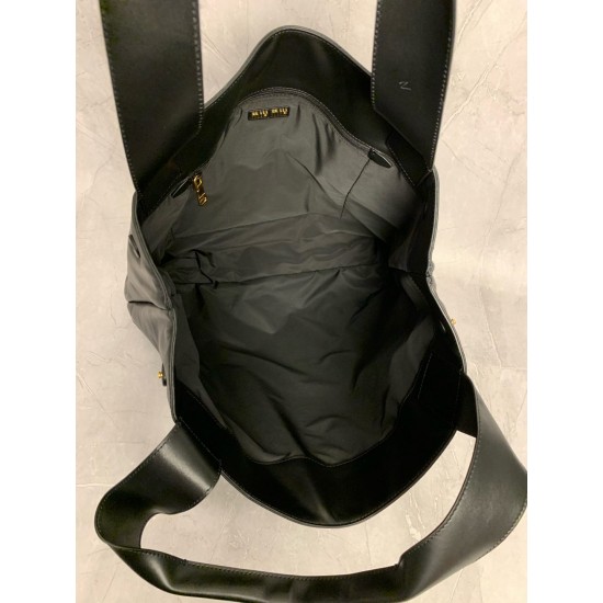 P8305BC119MiuMiu new big hobo models this year's super big tote using imported calfskin leather smooth delicate soft lining ReNylon recycled nylon lining this bag is cool fusion of men's and women's elements casual lazy natural spontaneity full of persona