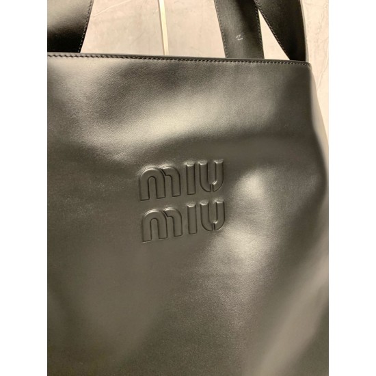 P8305BC119MiuMiu new big hobo models this year's super big tote using imported calfskin leather smooth delicate soft lining ReNylon recycled nylon lining this bag is cool fusion of men's and women's elements casual lazy natural spontaneity full of persona