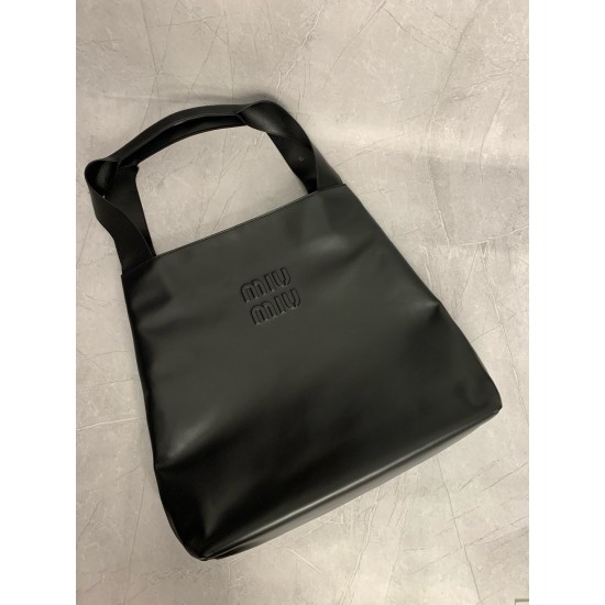P8305BC119MiuMiu new big hobo models this year's super big tote using imported calfskin leather smooth delicate soft lining ReNylon recycled nylon lining this bag is cool fusion of men's and women's elements casual lazy natural spontaneity full of persona