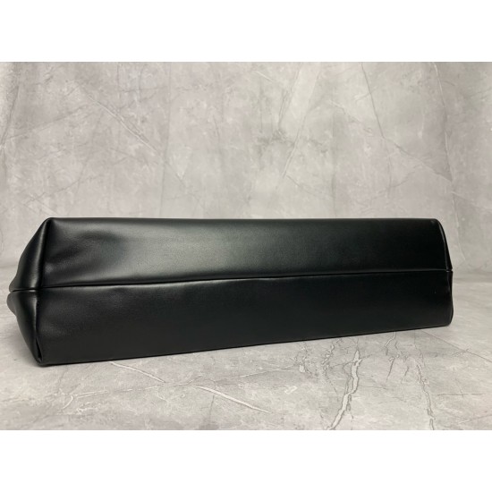 P8305BC119MiuMiu new big hobo models this year's super big tote using imported calfskin leather smooth delicate soft lining ReNylon recycled nylon lining this bag is cool fusion of men's and women's elements casual lazy natural spontaneity full of persona