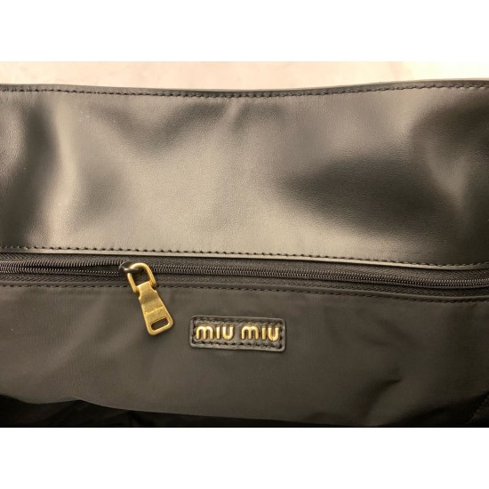 P8305BC119MiuMiu new big hobo models this year's super big tote using imported calfskin leather smooth delicate soft lining ReNylon recycled nylon lining this bag is cool fusion of men's and women's elements casual lazy natural spontaneity full of persona