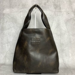 P8305BC119 retro color MiuMiu new big hobo models this year's super big tote imported calfskin leather smooth delicate soft lining ReNylon recycled nylon lining this bag is cool fusion of men's and women's elements of casual laziness natural spontaneity f