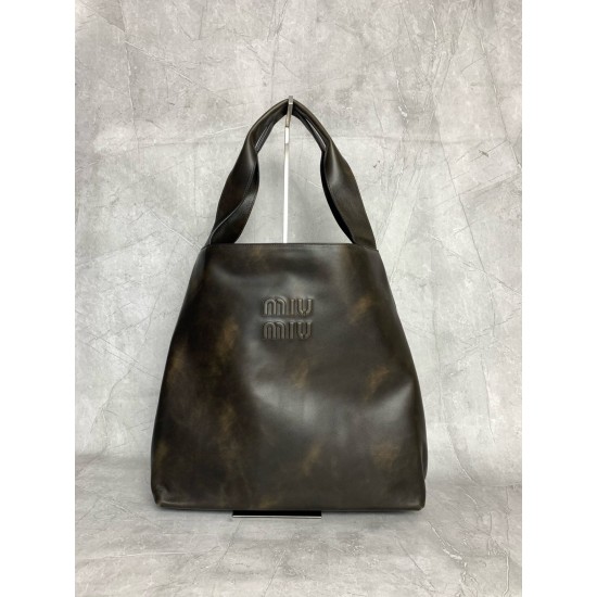 P8305BC119 retro color MiuMiu new big hobo models this year's super big tote imported calfskin leather smooth delicate soft lining ReNylon recycled nylon lining this bag is cool fusion of men's and women's elements of casual laziness natural spontaneity f