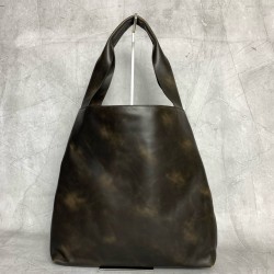 P8305BC119 retro color MiuMiu new big hobo models this year's super big tote imported calfskin leather smooth delicate soft lining ReNylon recycled nylon lining this bag is cool fusion of men's and women's elements of casual laziness natural spontaneity f
