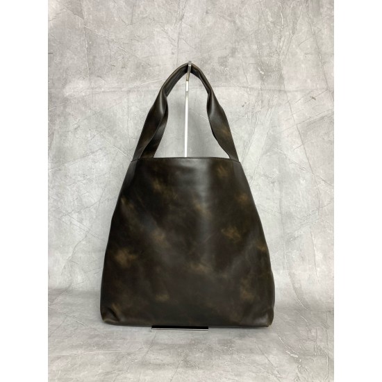 P8305BC119 retro color MiuMiu new big hobo models this year's super big tote imported calfskin leather smooth delicate soft lining ReNylon recycled nylon lining this bag is cool fusion of men's and women's elements of casual laziness natural spontaneity f