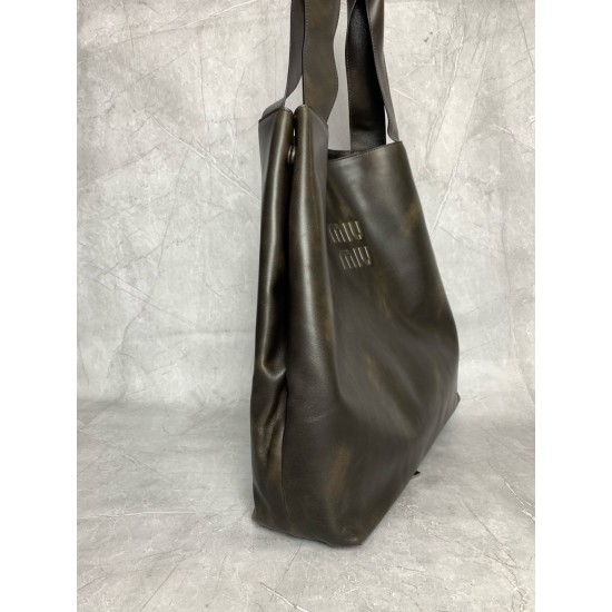 P8305BC119 retro color MiuMiu new big hobo models this year's super big tote imported calfskin leather smooth delicate soft lining ReNylon recycled nylon lining this bag is cool fusion of men's and women's elements of casual laziness natural spontaneity f
