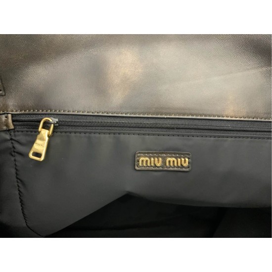P8305BC119 retro color MiuMiu new big hobo models this year's super big tote imported calfskin leather smooth delicate soft lining ReNylon recycled nylon lining this bag is cool fusion of men's and women's elements of casual laziness natural spontaneity f