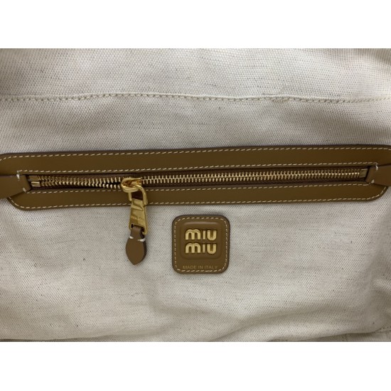 p8005BB117 Cinnamon Brown MiuMiu new corduroy briefcase fashion and classic fusion of sophisticated casual lazy corduroy fabric with calfskin leather texture is soft and durable than the all-leather model is lighter and more versatile color both appearanc