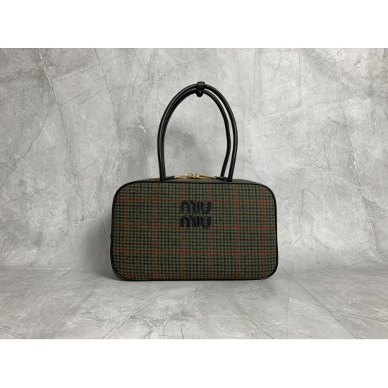 p8005BB117 Plaid green MiuMiu new birdcage briefcase a complete blend of fashion and classic the next big hit is it wool fabric with calfskin leather texture is soft and durable than the all-leather model is lighter and more versatile color both appearanc