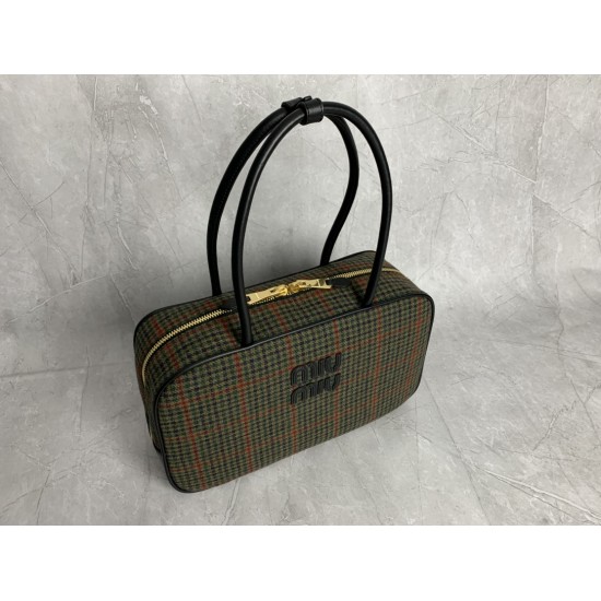 p8005BB117 Plaid green MiuMiu new birdcage briefcase a complete blend of fashion and classic the next big hit is it wool fabric with calfskin leather texture is soft and durable than the all-leather model is lighter and more versatile color both appearanc