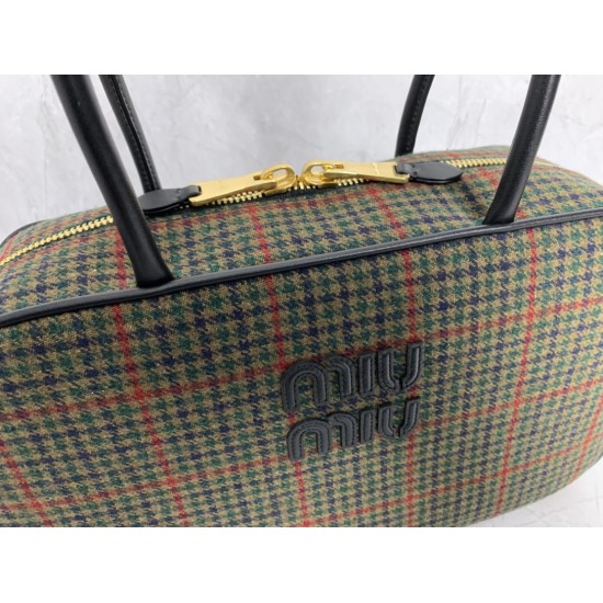 p8005BB117 Plaid green MiuMiu new birdcage briefcase a complete blend of fashion and classic the next big hit is it wool fabric with calfskin leather texture is soft and durable than the all-leather model is lighter and more versatile color both appearanc