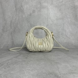 p6105BP078 white MiuMiu new mini MiuWander handbags imported lambskin classic brand iconic Matelasse texture embroidery vintage frosted hardware use of round lone curve retains the proper sense of playfulness bag type overall stiff and shapely full of per