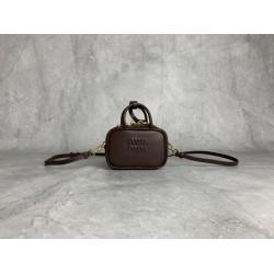 p3805NR020MiuMiu mini briefcase is now online, no resistance to mini things, too cute hot super mini who do not love not only can shoulder crossbody, but also can be put on the belt, stacked with a large bag hanging accessories are very miu really underst