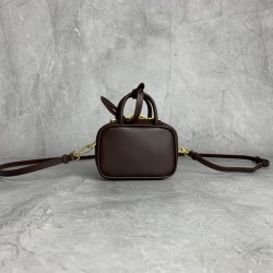 p3805NR020MiuMiu mini briefcase is now online, no resistance to mini things, too cute hot super mini who do not love not only can shoulder crossbody, but also can be put on the belt, stacked with a large bag hanging accessories are very miu really underst