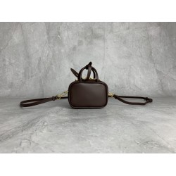 p3805NR020MiuMiu mini briefcase is now online, no resistance to mini things, too cute hot super mini who do not love not only can shoulder crossbody, but also can be put on the belt, stacked with a large bag hanging accessories are very miu really underst