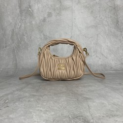 p6105BP078 nude pink MiuMiu new mini MiuWander handbags imported lambskin classic brand iconic Matelasse texture embroidery vintage frosted hardware use of the round lone curve retains the proper sense of playfulness bag type overall stiff and shapely ful