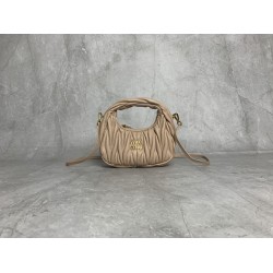 p6105BP078 nude pink MiuMiu new mini MiuWander handbags imported lambskin classic brand iconic Matelasse texture embroidery vintage frosted hardware use of the round lone curve retains the proper sense of playfulness bag type overall stiff and shapely ful