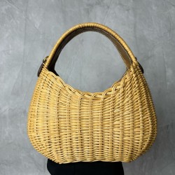 P6505BC125miumiu summer rustic resort style woven vegetable blue sub bag front hand-stitched leather logo label inside a card compartment with a long leather shoulder strap shoulder hand carry can be capacity is very cell phone tissue powder lipstick can 