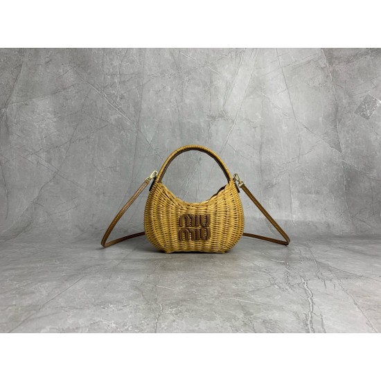 P6505BC125miumiu summer rustic resort style woven vegetable blue sub bag front hand-stitched leather logo label inside a card compartment with a long leather shoulder strap shoulder hand carry can be capacity is very cell phone tissue powder lipstick can 