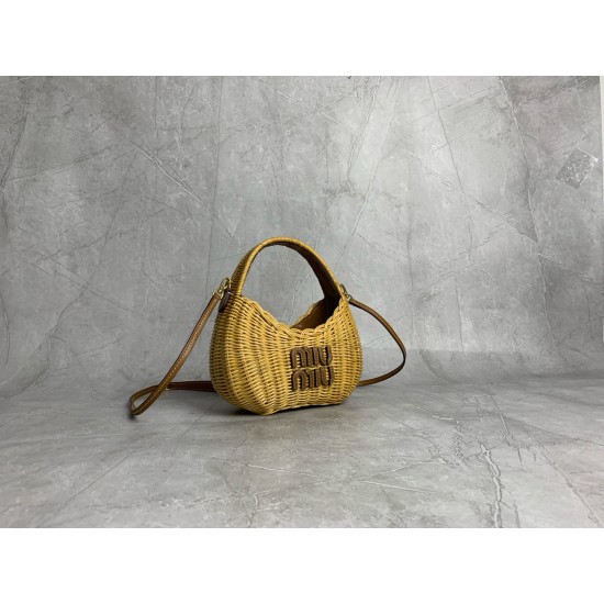 P6505BC125miumiu summer rustic resort style woven vegetable blue sub bag front hand-stitched leather logo label inside a card compartment with a long leather shoulder strap shoulder hand carry can be capacity is very cell phone tissue powder lipstick can 