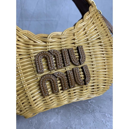 P6505BC125miumiu summer rustic resort style woven vegetable blue sub bag front hand-stitched leather logo label inside a card compartment with a long leather shoulder strap shoulder hand carry can be capacity is very cell phone tissue powder lipstick can 