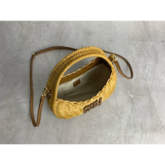 P6505BC125miumiu summer rustic resort style woven vegetable blue sub bag front hand-stitched leather logo label inside a card compartment with a long leather shoulder strap shoulder hand carry can be capacity is very cell phone tissue powder lipstick can 