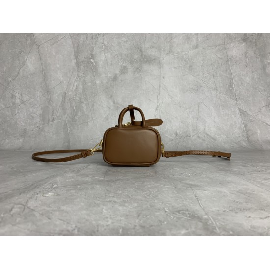 p3805NR020MiuMiu mini briefcase is now online, no resistance to mini things, too cute hot super mini who do not love not only can shoulder crossbody, but also can be put on the belt, stacked with a large bag hanging accessories are very miu really underst