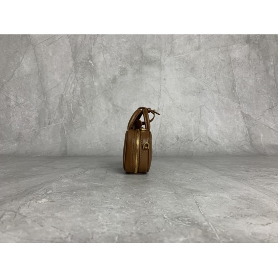 p3805NR020MiuMiu mini briefcase is now online, no resistance to mini things, too cute hot super mini who do not love not only can shoulder crossbody, but also can be put on the belt, stacked with a large bag hanging accessories are very miu really underst