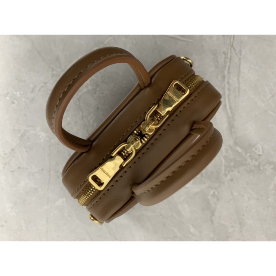 p3805NR020MiuMiu mini briefcase is now online, no resistance to mini things, too cute hot super mini who do not love not only can shoulder crossbody, but also can be put on the belt, stacked with a large bag hanging accessories are very miu really underst