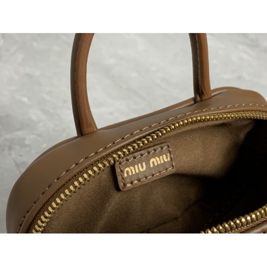 p3805NR020MiuMiu mini briefcase is now online, no resistance to mini things, too cute hot super mini who do not love not only can shoulder crossbody, but also can be put on the belt, stacked with a large bag hanging accessories are very miu really underst