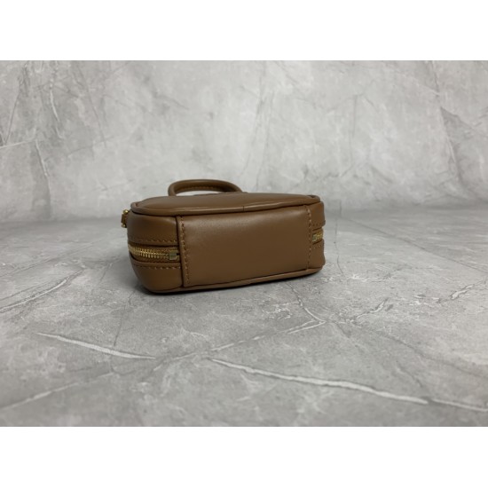 p3805NR020MiuMiu mini briefcase is now online, no resistance to mini things, too cute hot super mini who do not love not only can shoulder crossbody, but also can be put on the belt, stacked with a large bag hanging accessories are very miu really underst