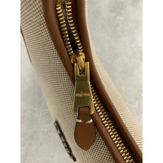 P5505BC125 cloth with leather MiuMiu new to the version of the new canvas MiuWaner canvas fabric with calfskin leather texture soft and durable this year's super-hot material must-have single product using the rounded curve to retain the proper sense of p
