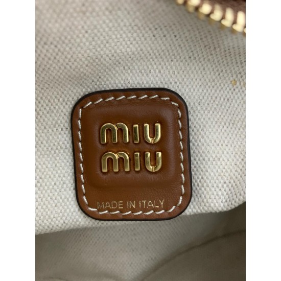 P5505BC125 cloth with leather MiuMiu new to the version of the new canvas MiuWaner canvas fabric with calfskin leather texture soft and durable this year's super-hot material must-have single product using the rounded curve to retain the proper sense of p