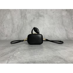 p3805NR020MiuMiu mini briefcase is now online, no resistance to mini things, too cute hot super mini who do not love not only can shoulder crossbody, but also can be put on the belt, stacked with a large bag hanging accessories are very miu really underst