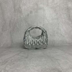 p6105BP078 silver MiuMiu new mini MiuWander handbags imported lambskin classic brand iconic Matelasse texture embroidery vintage frosted hardware use of round lone curve retains the proper sense of playfulness bag type overall stiff and shapely full of pe