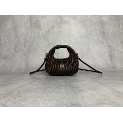 p6105BP078 heather MiuMiu new mini MiuWander handbags imported lambskin classic brand iconic Matelasse texture embroidery vintage frosted hardware using the curve of the round lone retained the playful sense of the bag type of the overall stiff and shaped