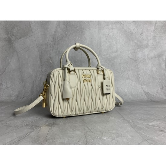 p9205BB124 M new large 5BB124MiuMiu new too pretty bowling handbags imported lambskin classic brand iconic Matelasse texture embroidery retro frosted hardware to retain the due sense of playfulness the bag type overall stiff and shaped full of personality