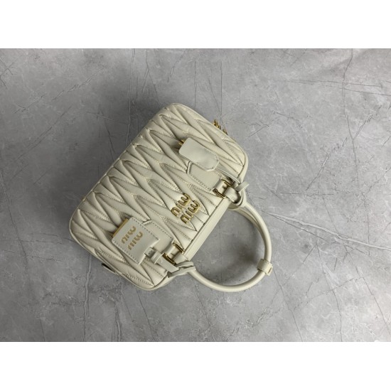 p9205BB124 M new large 5BB124MiuMiu new too pretty bowling handbags imported lambskin classic brand iconic Matelasse texture embroidery retro frosted hardware to retain the due sense of playfulness the bag type overall stiff and shaped full of personality