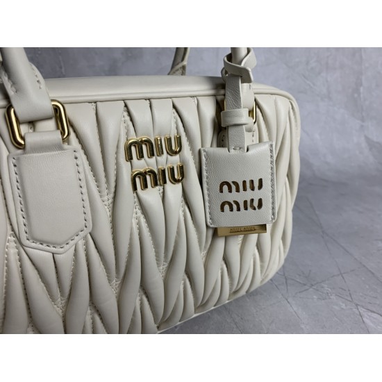 p9205BB124 M new large 5BB124MiuMiu new too pretty bowling handbags imported lambskin classic brand iconic Matelasse texture embroidery retro frosted hardware to retain the due sense of playfulness the bag type overall stiff and shaped full of personality