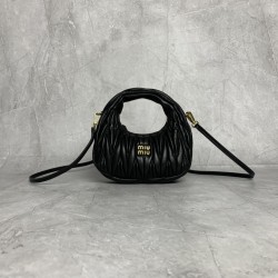 p6105BP078 black MiuMiu new mini MiuWander handbags imported lambskin classic brand iconic Matelasse texture embroidery vintage frosted hardware use of round lone curve retains the proper sense of playfulness bag type overall stiff and shaped full of pers