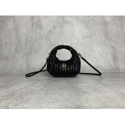p6105BP078 black MiuMiu new mini MiuWander handbags imported lambskin classic brand iconic Matelasse texture embroidery vintage frosted hardware use of round lone curve retains the proper sense of playfulness bag type overall stiff and shaped full of pers