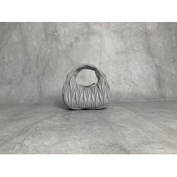 p6105BP078 gray orchid MiuMiu new mini MiuWander handbags imported lambskin classic brand iconic Matelasse texture embroidery vintage frosted hardware use of round lone curve retains the playful sense of the bag type overall stiff and shaped full of perso