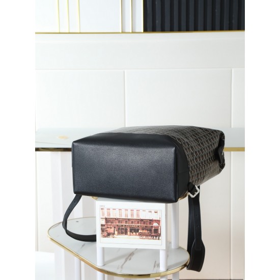 Premium quality Original P750Cisalpin shoulder bag is a reissue of the iconic Alpin backpack Designed for the urban explorer, this bag features a structured zipper closure system that ensures a spacious opening for accessing personal items Hand-held for e