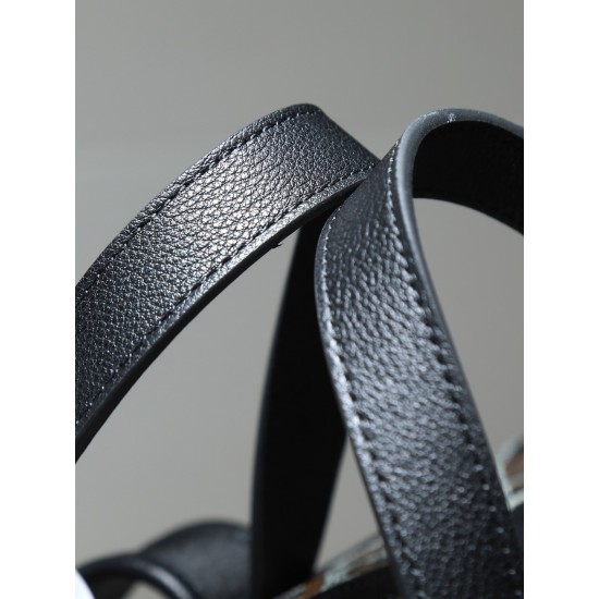 Premium quality Original P750Cisalpin shoulder bag is a reissue of the iconic Alpin backpack Designed for the urban explorer, this bag features a structured zipper closure system that ensures a spacious opening for accessing personal items Hand-held for e