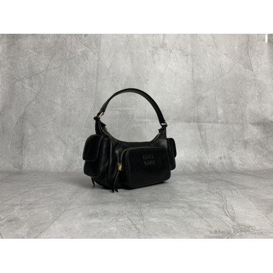 P8805BC146 black M this year's most special style biker bag using top imported lambskin leather soft cotton satin lining multi-pocket design blurring the boundaries of functionality and decorative personality distinctive can manage a variety of styles can