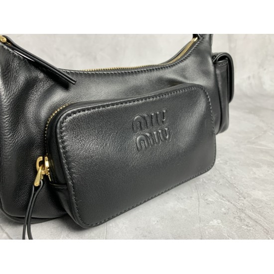 P8805BC146 black M this year's most special style biker bag using top imported lambskin leather soft cotton satin lining multi-pocket design blurring the boundaries of functionality and decorative personality distinctive can manage a variety of styles can