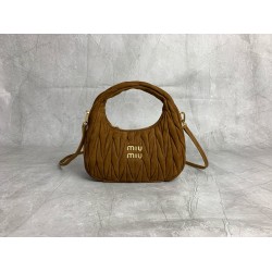 New Suede HoboP6505BC125BrownThis bag reinterprets Wander's Hobo shape in suede, injecting a soft sophistication into a classic vintage styleRemovable leather shoulder strapLength 110cmGold hardwareMetal monogrammed logo on frontCotton sateen liningZipper