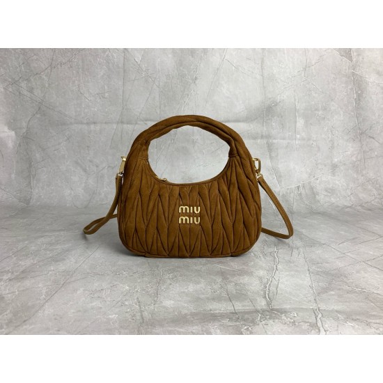 New Suede HoboP6505BC125BrownThis bag reinterprets Wander's Hobo shape in suede, injecting a soft sophistication into a classic vintage styleRemovable leather shoulder strapLength 110cmGold hardwareMetal monogrammed logo on frontCotton sateen liningZipper