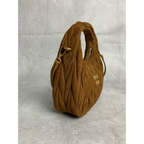 New Suede HoboP6505BC125BrownThis bag reinterprets Wander's Hobo shape in suede, injecting a soft sophistication into a classic vintage styleRemovable leather shoulder strapLength 110cmGold hardwareMetal monogrammed logo on frontCotton sateen liningZipper